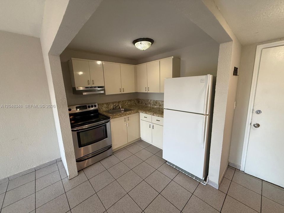 For Rent: $1,750 (1 beds, 1 baths, 633 Square Feet)