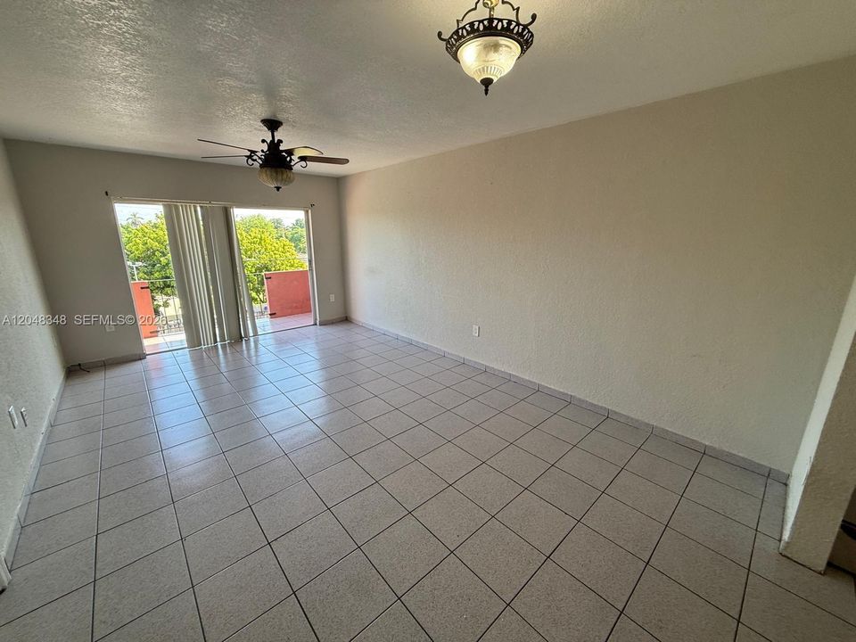 For Rent: $1,750 (1 beds, 1 baths, 633 Square Feet)