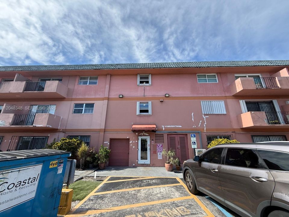 For Rent: $1,750 (1 beds, 1 baths, 633 Square Feet)