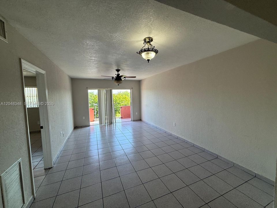 For Rent: $1,750 (1 beds, 1 baths, 633 Square Feet)