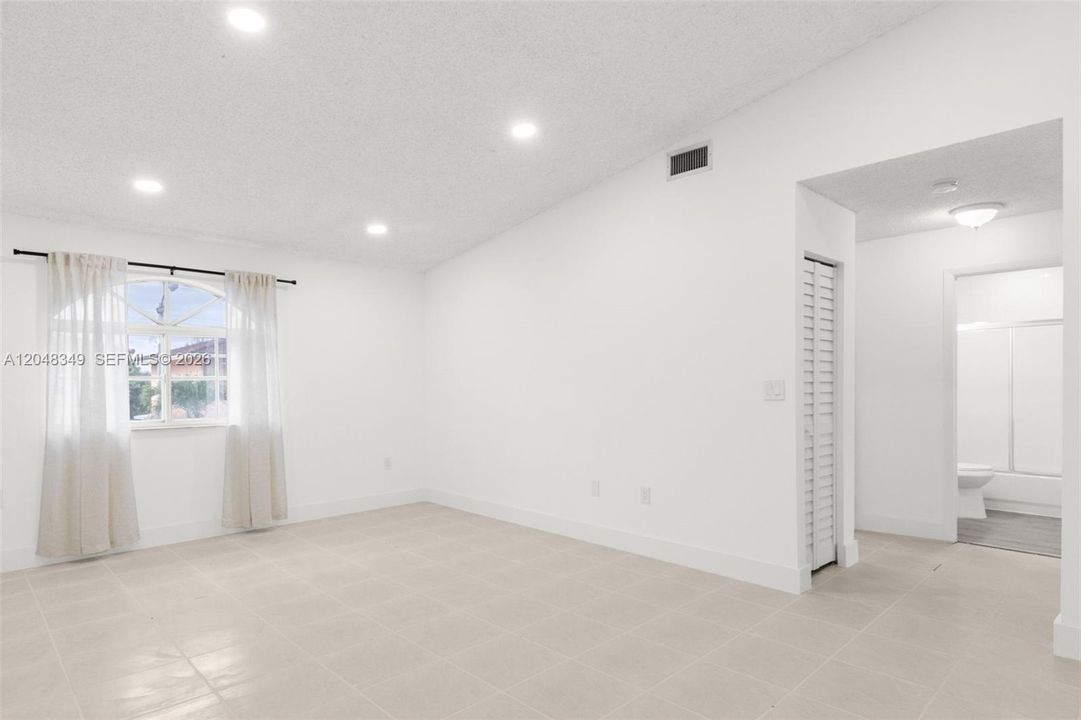 For Rent: $2,250 (2 beds, 2 baths, 970 Square Feet)