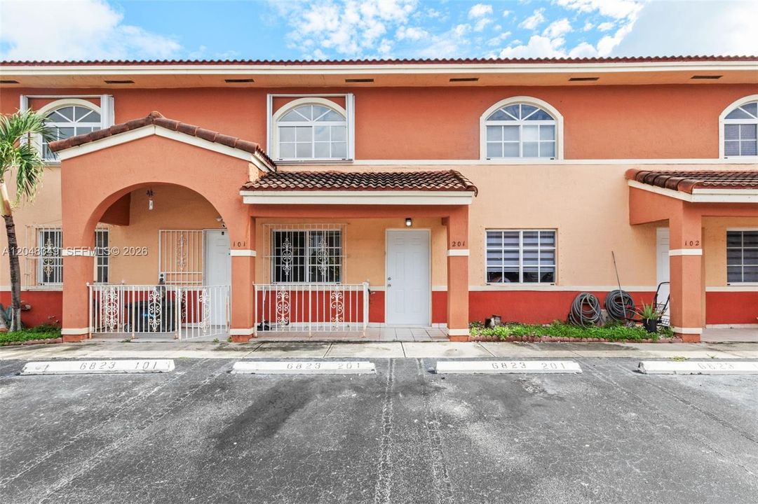 For Rent: $2,250 (2 beds, 2 baths, 970 Square Feet)