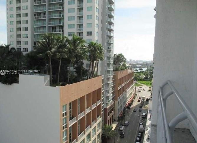 For Sale: $310,000 (1 beds, 1 baths, 632 Square Feet)