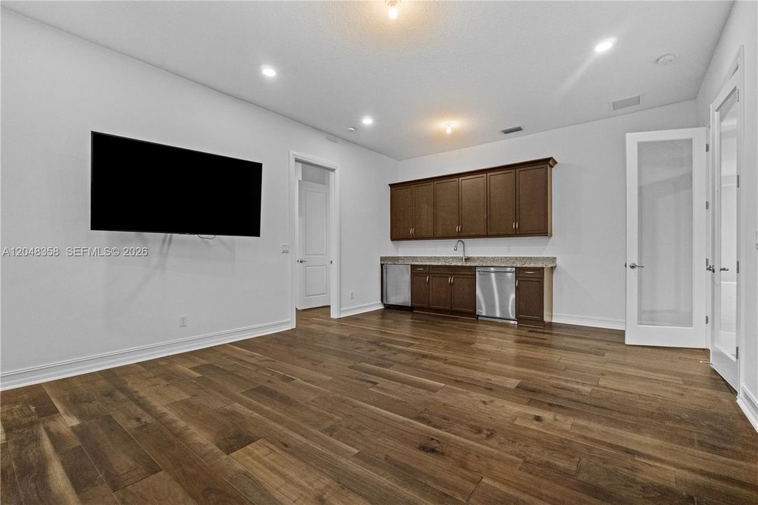 For Sale: $2,600,000 (4 beds, 4 baths, 5156 Square Feet)
