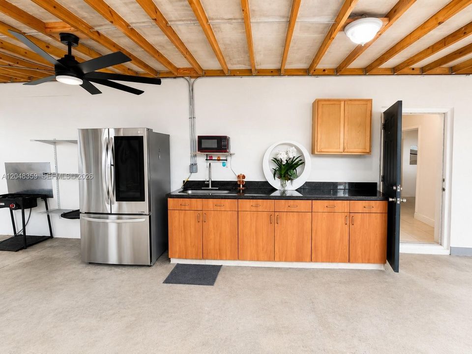 For Rent: $1,800 (1 beds, 1 baths, 1926 Square Feet)