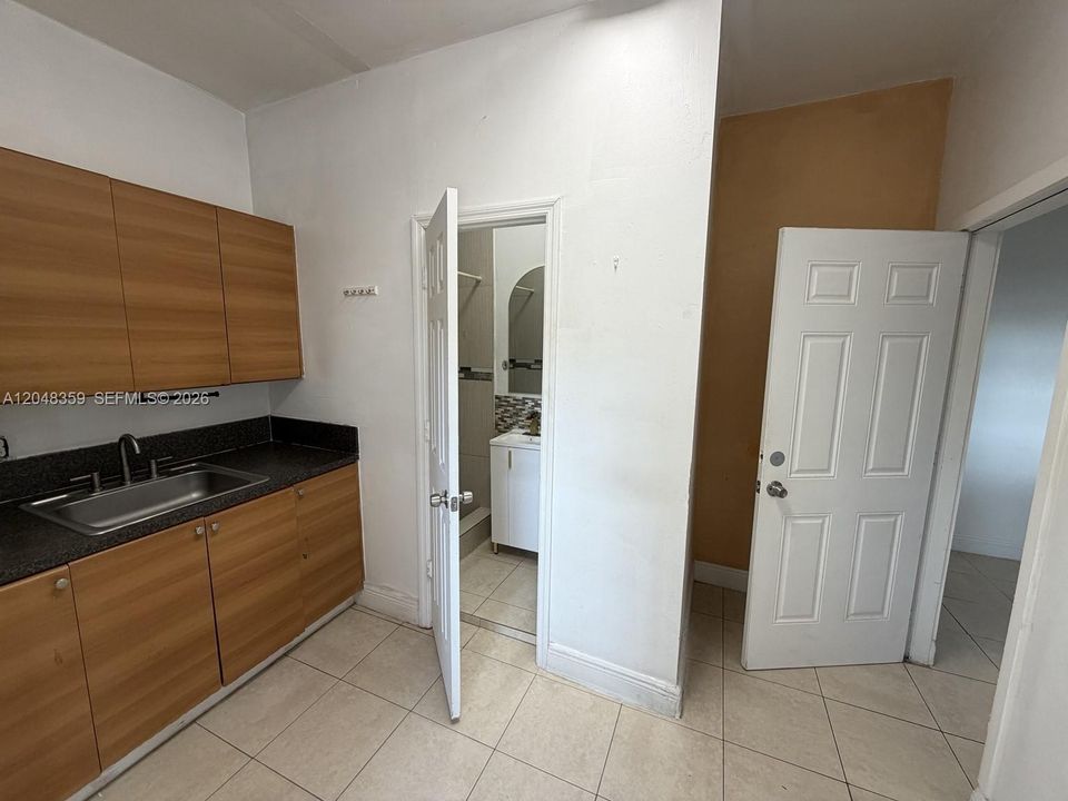 For Rent: $1,800 (1 beds, 1 baths, 1926 Square Feet)