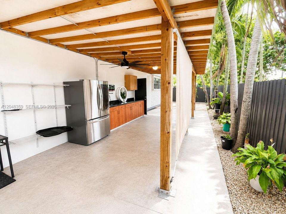 For Rent: $1,800 (1 beds, 1 baths, 1926 Square Feet)