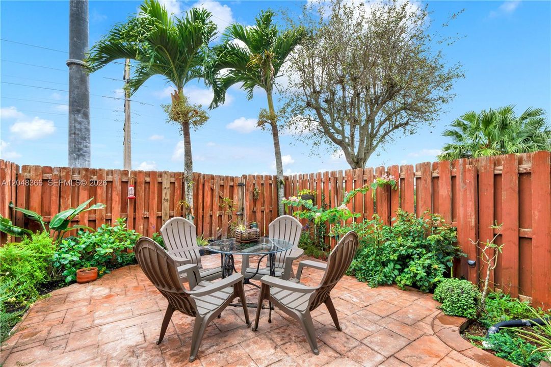 For Rent: $2,400 (2 beds, 2 baths, 1130 Square Feet)