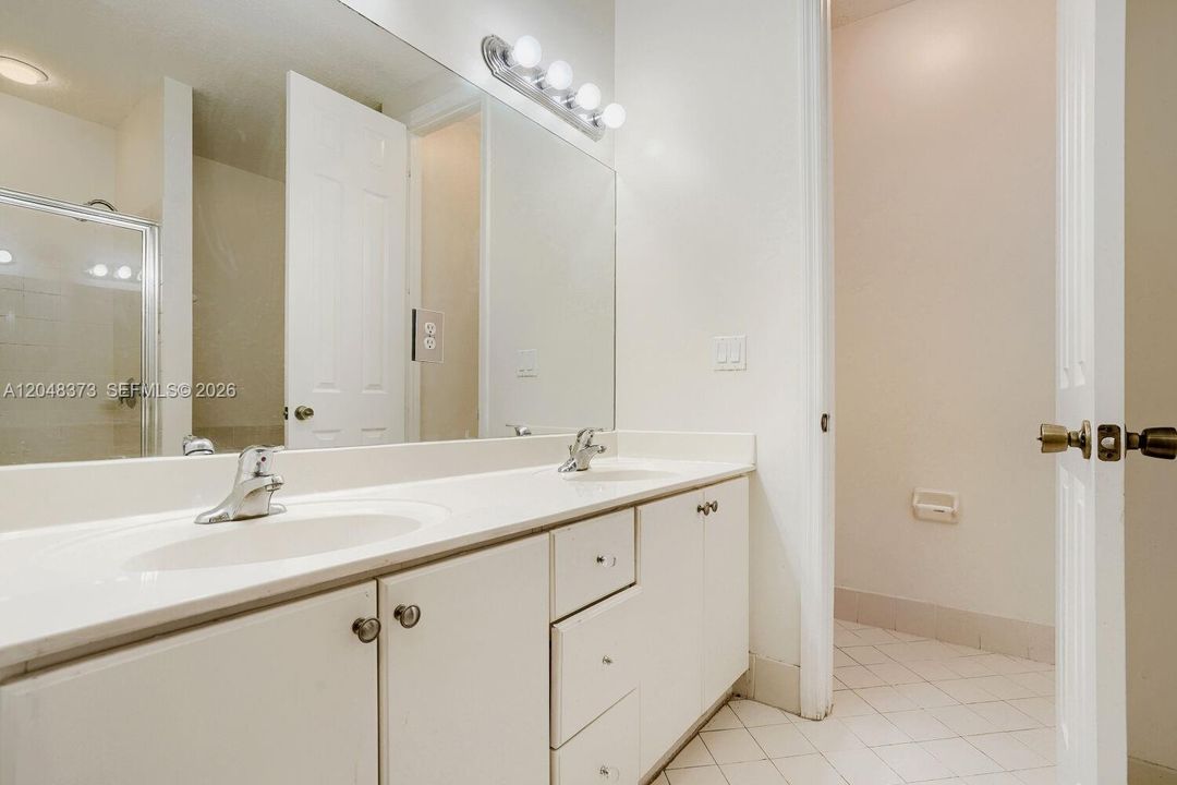 Activo con contrato: $319,900 (4 camas, 3 baños, 1991 Pies cuadrados)