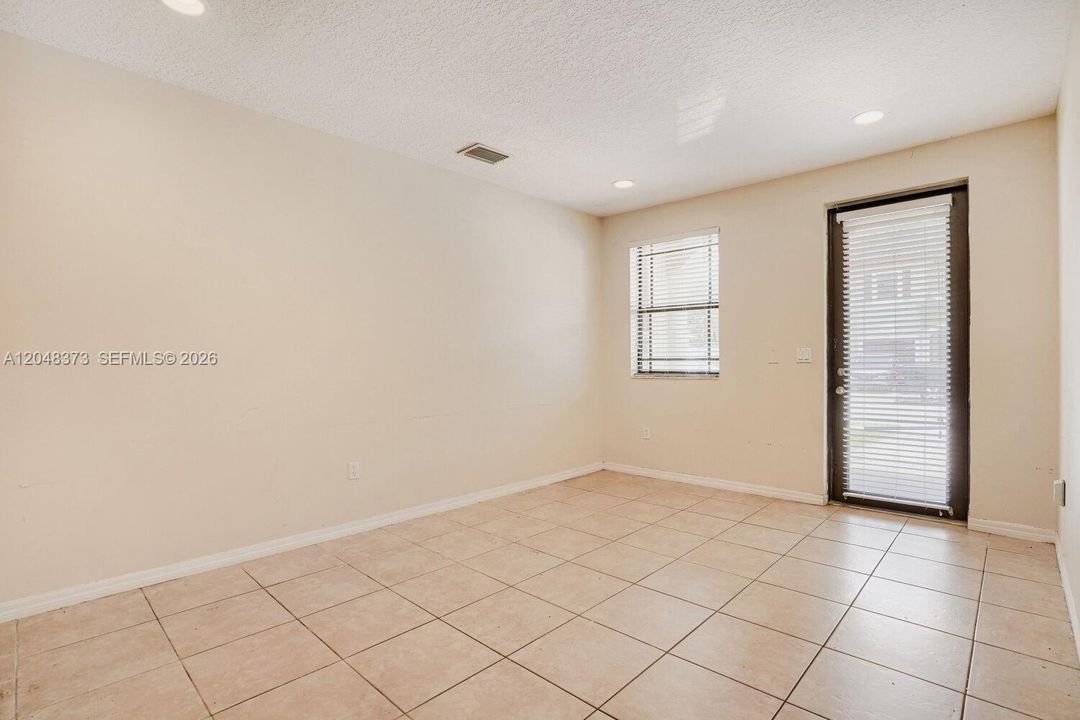 Activo con contrato: $319,900 (4 camas, 3 baños, 1991 Pies cuadrados)
