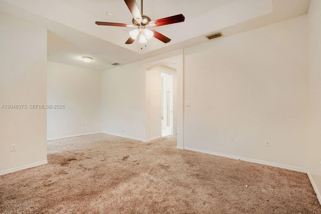 Activo con contrato: $319,900 (4 camas, 3 baños, 1991 Pies cuadrados)
