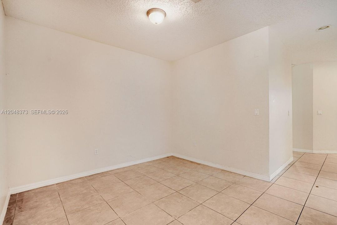 Activo con contrato: $319,900 (4 camas, 3 baños, 1991 Pies cuadrados)