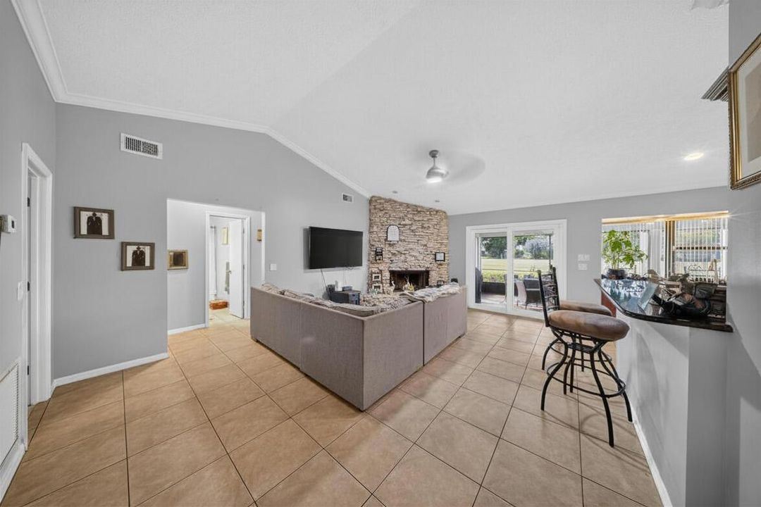4800 Eagle Living room 1