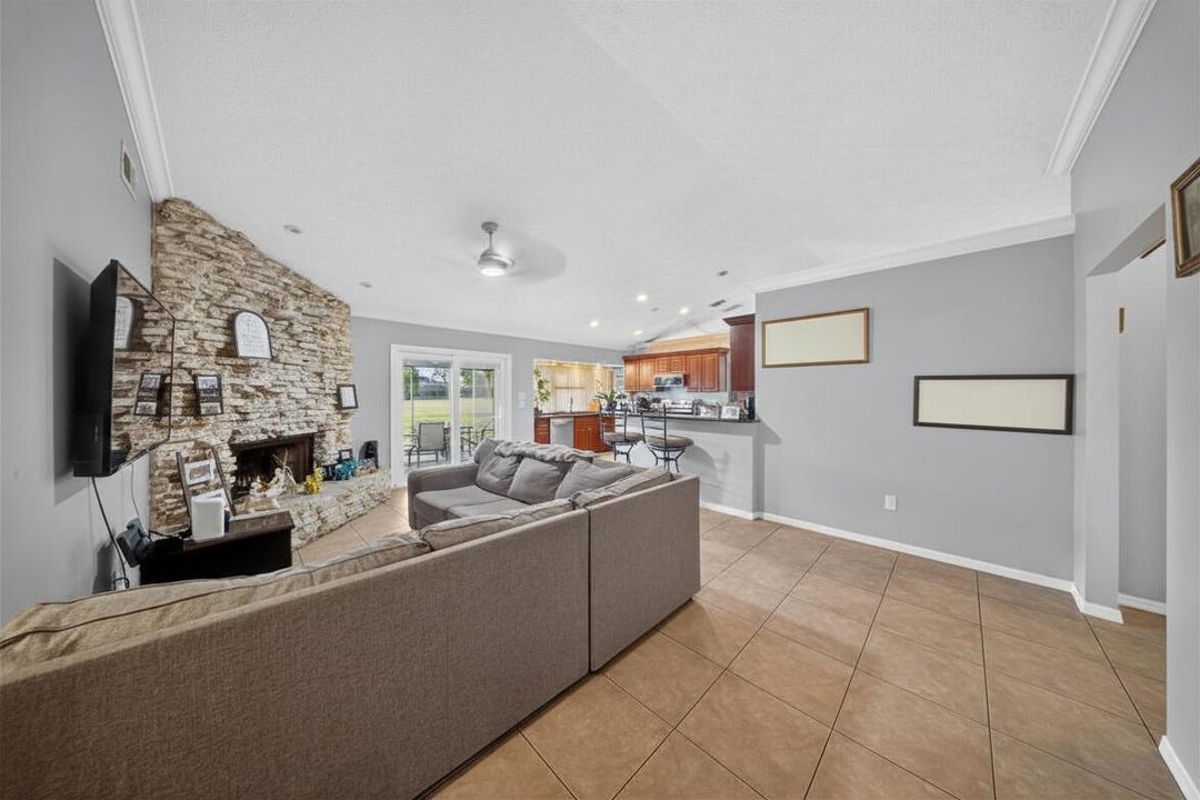 4800 Eagle Living Room 2
