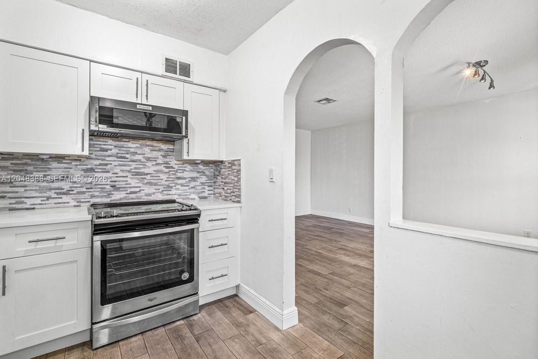 For Rent: $2,300 (2 beds, 1 baths, 750 Square Feet)