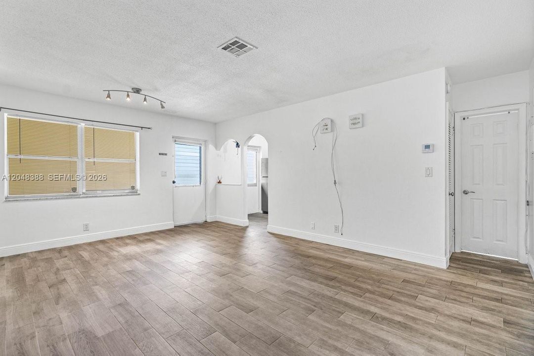 For Rent: $2,300 (2 beds, 1 baths, 750 Square Feet)
