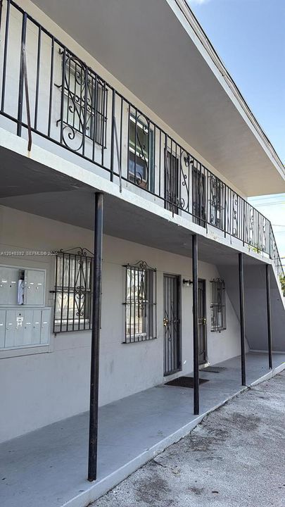 Active With Contract: $1,300 (1 beds, 1 baths, 6060 Square Feet)