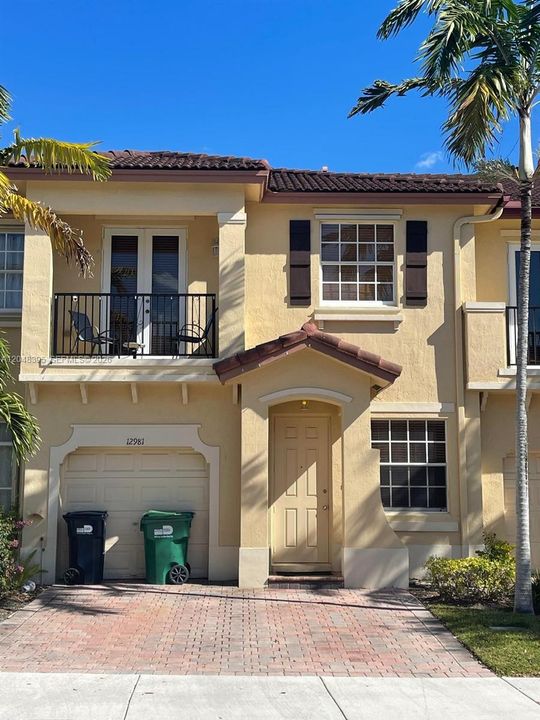 For Rent: $3,000 (3 beds, 2 baths, 1670 Square Feet)