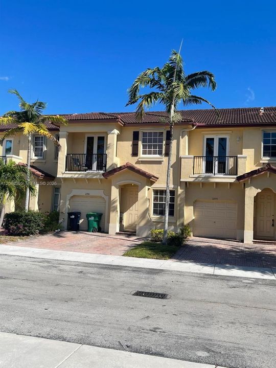 For Rent: $3,000 (3 beds, 2 baths, 1670 Square Feet)