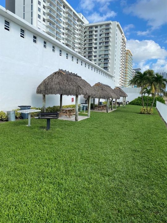 For Sale: $670,000 (1 beds, 1 baths, 930 Square Feet)
