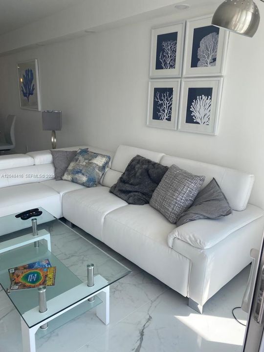 For Sale: $670,000 (1 beds, 1 baths, 930 Square Feet)