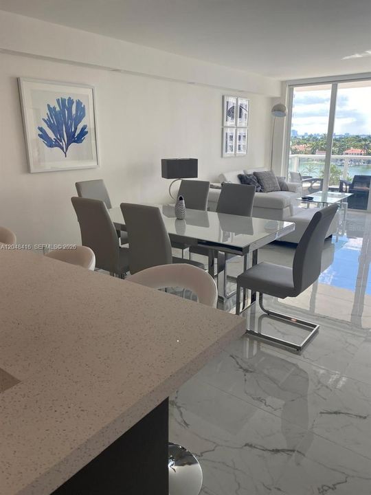 For Sale: $670,000 (1 beds, 1 baths, 930 Square Feet)