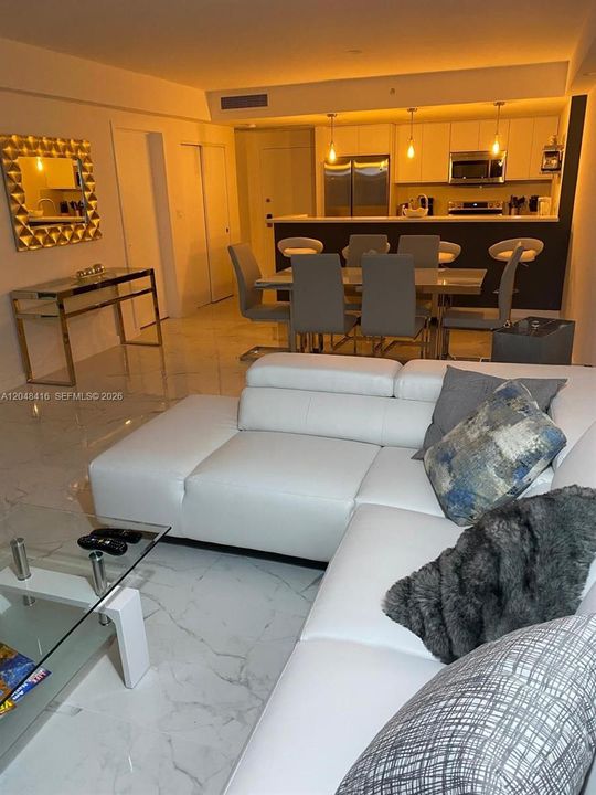 For Sale: $670,000 (1 beds, 1 baths, 930 Square Feet)