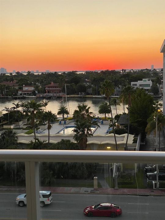 For Sale: $670,000 (1 beds, 1 baths, 930 Square Feet)