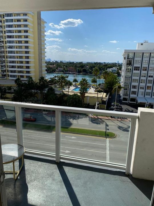 For Sale: $670,000 (1 beds, 1 baths, 930 Square Feet)