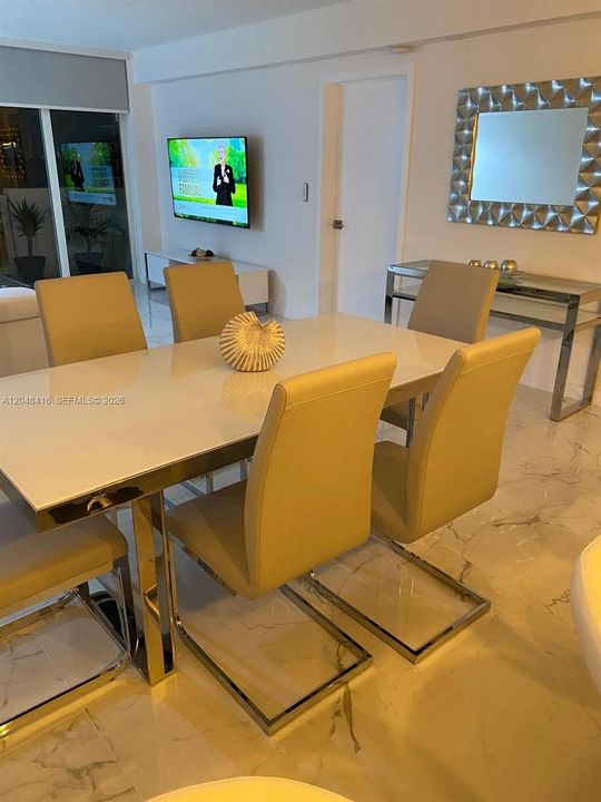 For Sale: $670,000 (1 beds, 1 baths, 930 Square Feet)