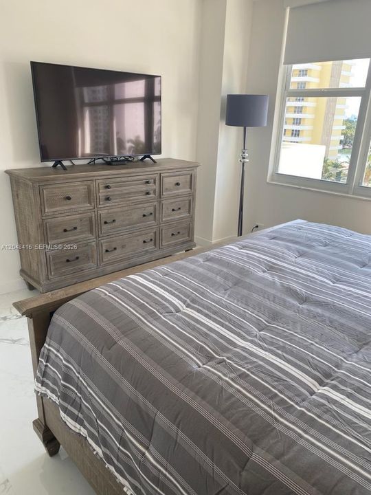 For Sale: $670,000 (1 beds, 1 baths, 930 Square Feet)