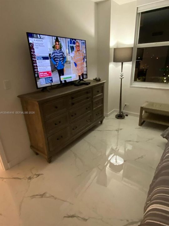 For Sale: $670,000 (1 beds, 1 baths, 930 Square Feet)