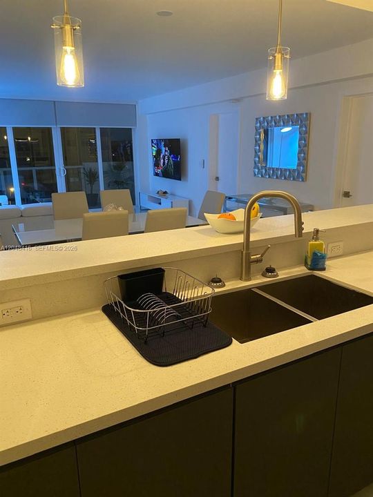 For Sale: $670,000 (1 beds, 1 baths, 930 Square Feet)