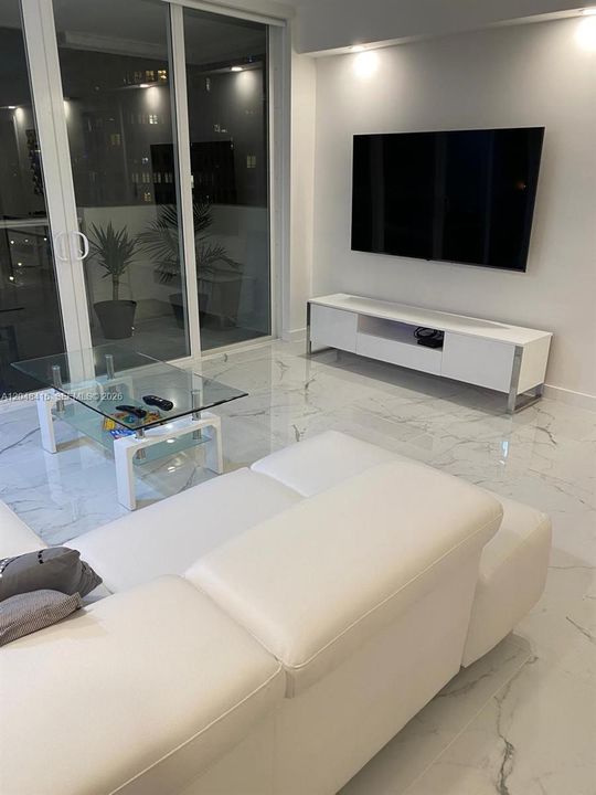 For Sale: $670,000 (1 beds, 1 baths, 930 Square Feet)