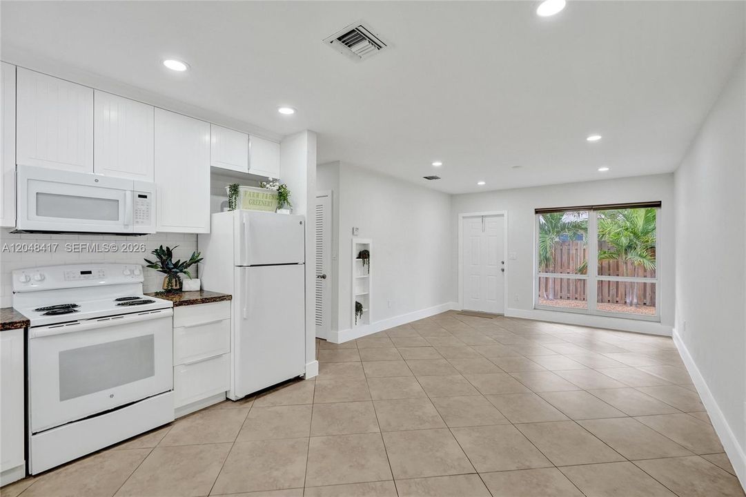 For Rent: $2,425 (2 beds, 2 baths, 908 Square Feet)