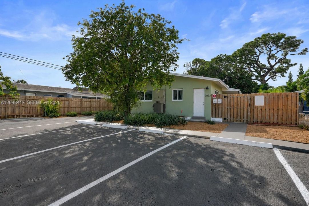 For Rent: $2,425 (2 beds, 2 baths, 908 Square Feet)