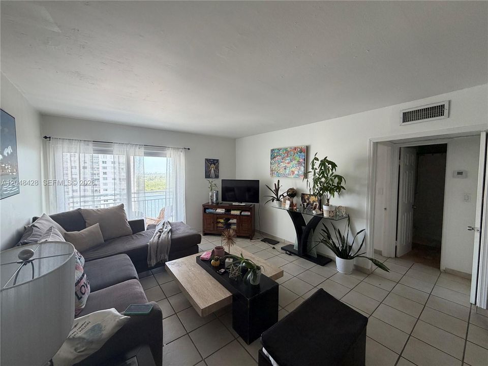 For Rent: $2,250 (1 beds, 1 baths, 705 Square Feet)