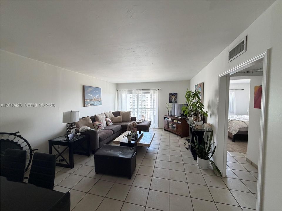 For Rent: $2,250 (1 beds, 1 baths, 705 Square Feet)