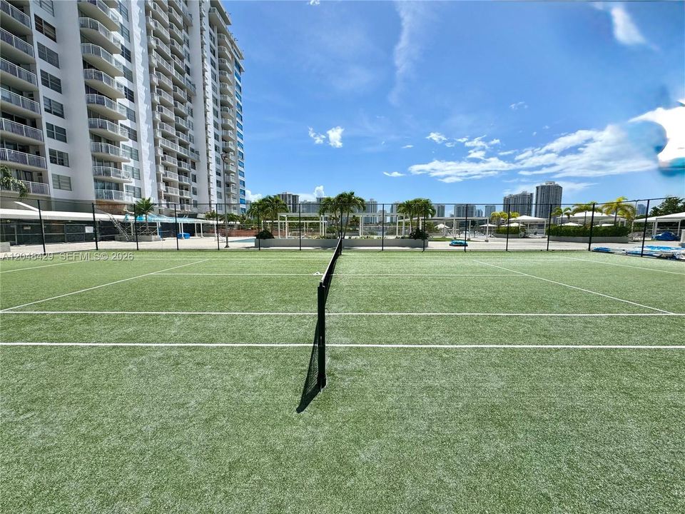 For Sale: $175,000 (1 beds, 1 baths, 717 Square Feet)