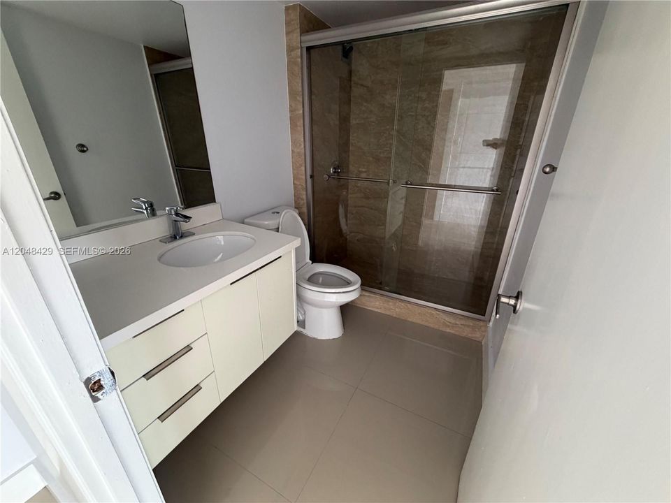 For Sale: $175,000 (1 beds, 1 baths, 717 Square Feet)