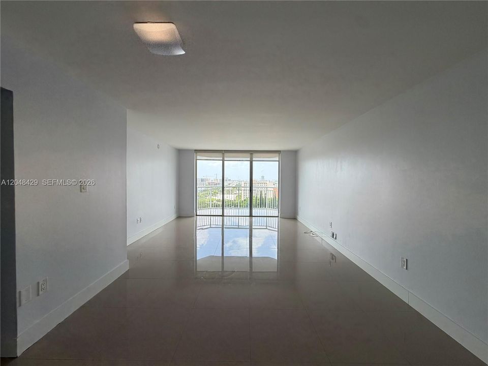 For Sale: $175,000 (1 beds, 1 baths, 717 Square Feet)