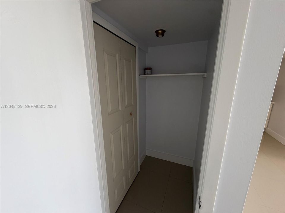 For Sale: $175,000 (1 beds, 1 baths, 717 Square Feet)