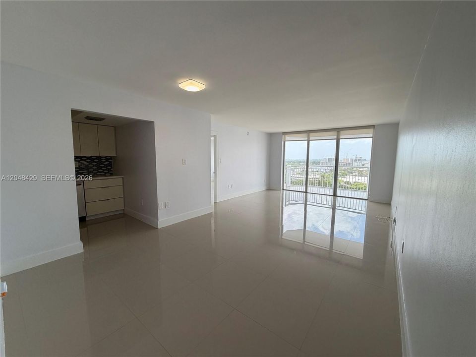For Sale: $175,000 (1 beds, 1 baths, 717 Square Feet)