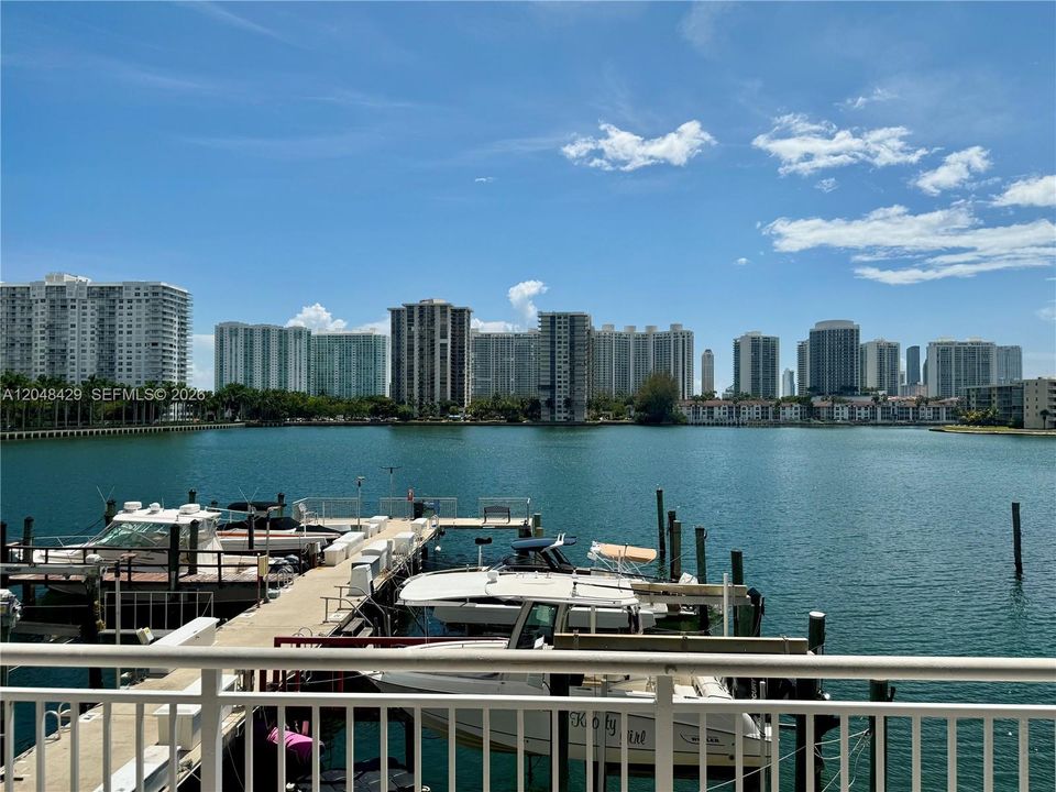 For Sale: $175,000 (1 beds, 1 baths, 717 Square Feet)