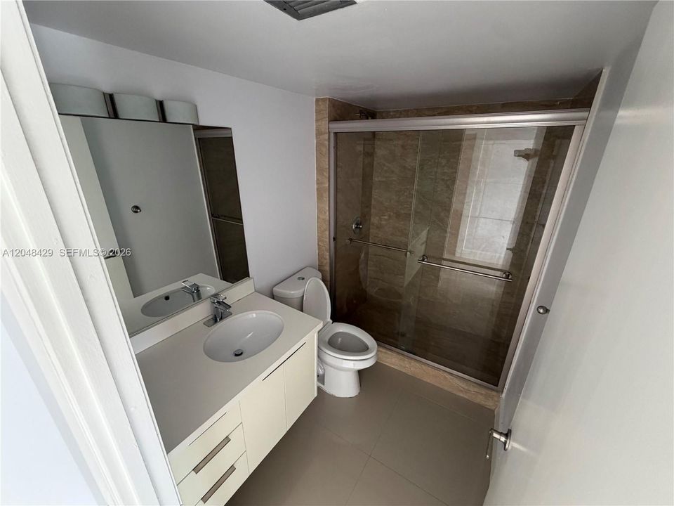 For Sale: $175,000 (1 beds, 1 baths, 717 Square Feet)