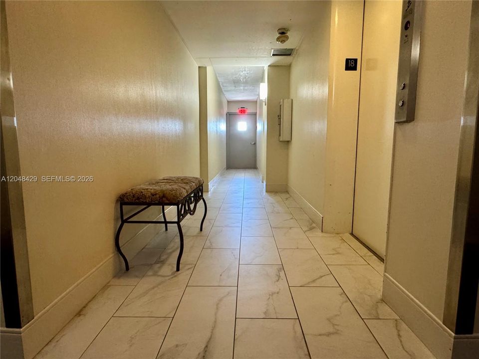 For Sale: $175,000 (1 beds, 1 baths, 717 Square Feet)