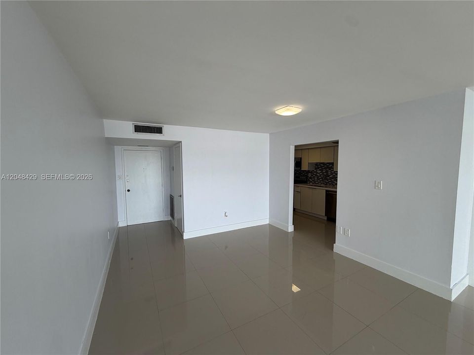 For Sale: $175,000 (1 beds, 1 baths, 717 Square Feet)
