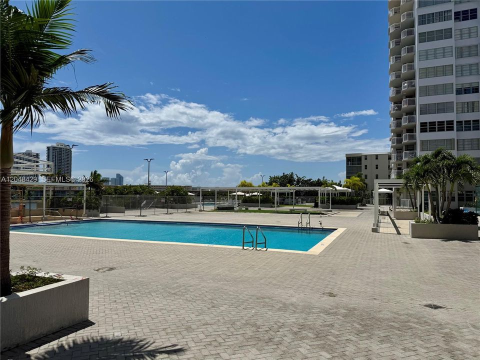 For Sale: $175,000 (1 beds, 1 baths, 717 Square Feet)