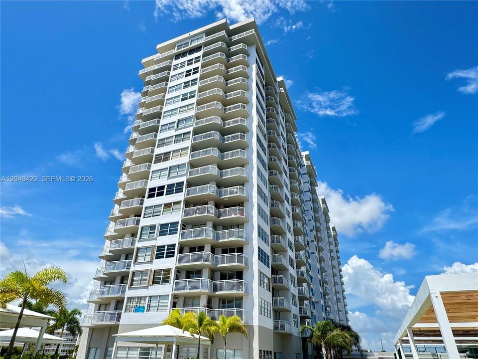 For Sale: $175,000 (1 beds, 1 baths, 717 Square Feet)