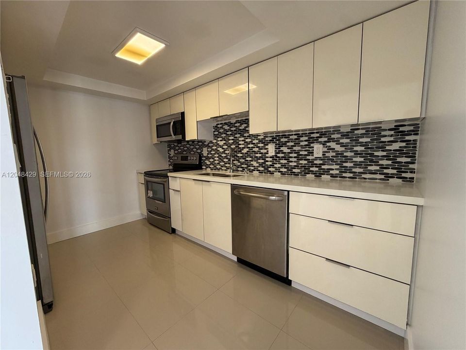 For Sale: $175,000 (1 beds, 1 baths, 717 Square Feet)